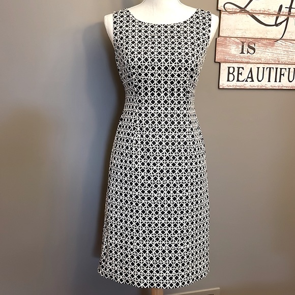 Talbots Petite Sleeveless Cocktail Dress. Size 2 - Picture 2 of 7